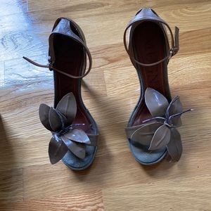 Beautiful sandals with leather details